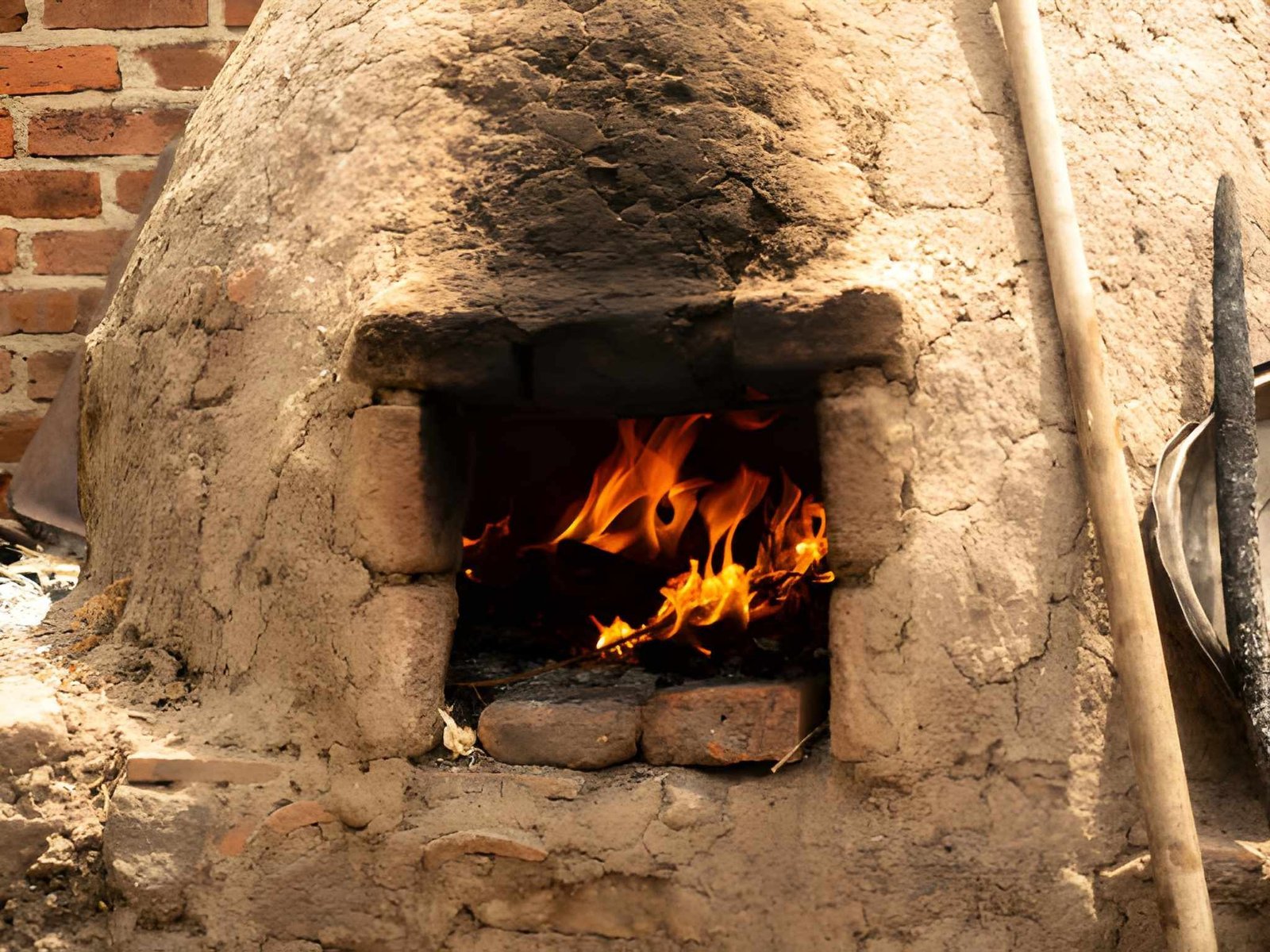 Elaboración y horneado de pan tradicional en horno de barro