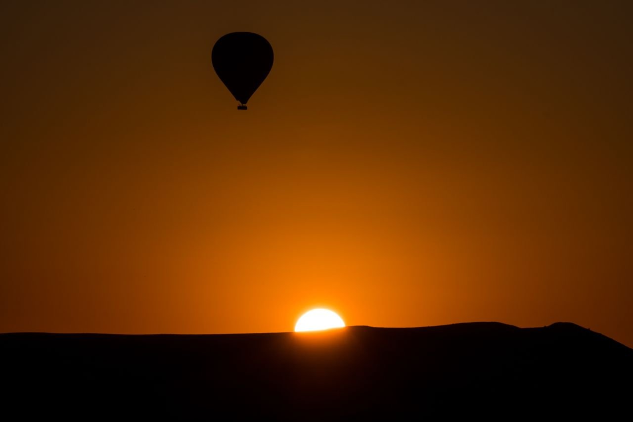 Preparación del globo aerostático antes del amanecer en Merzouga