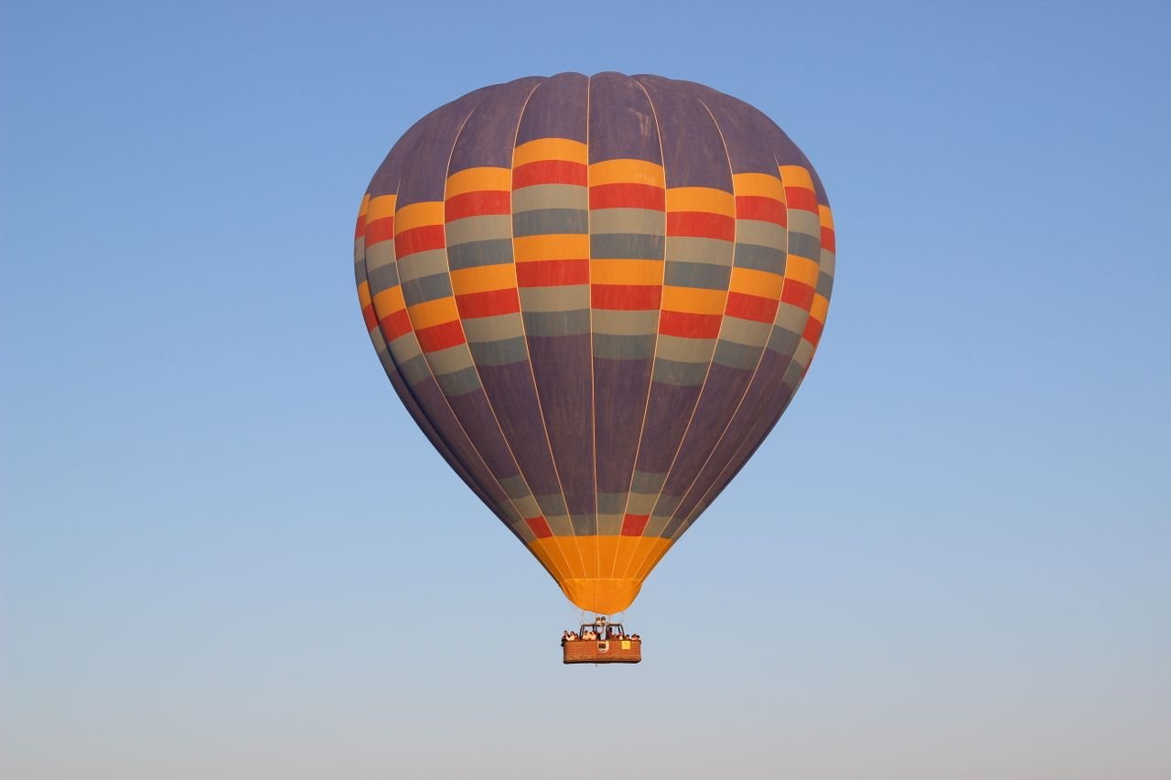 Vista aérea del amanecer en las dunas de Erg Chebbi desde un globo aerostático