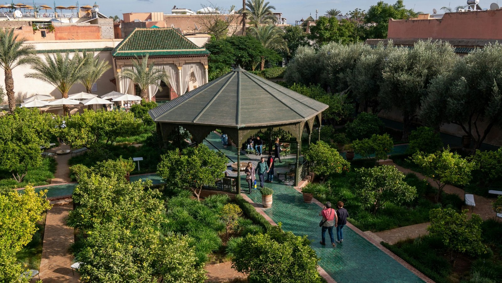 Jardín Majorelle de Marrakech con sus característicos edificios azules
