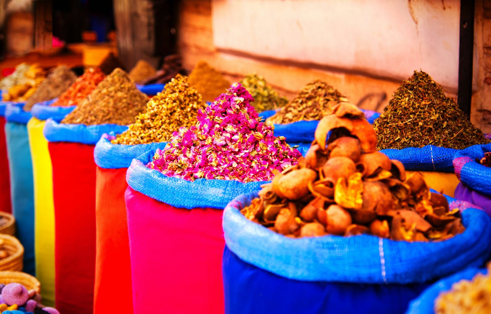 Puesto de lámparas y artesanía en el zoco de Marrakech