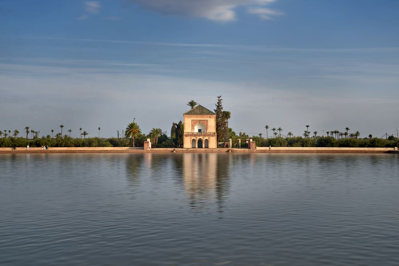 Jardines de la Menara con vistas a las montañas del Atlas