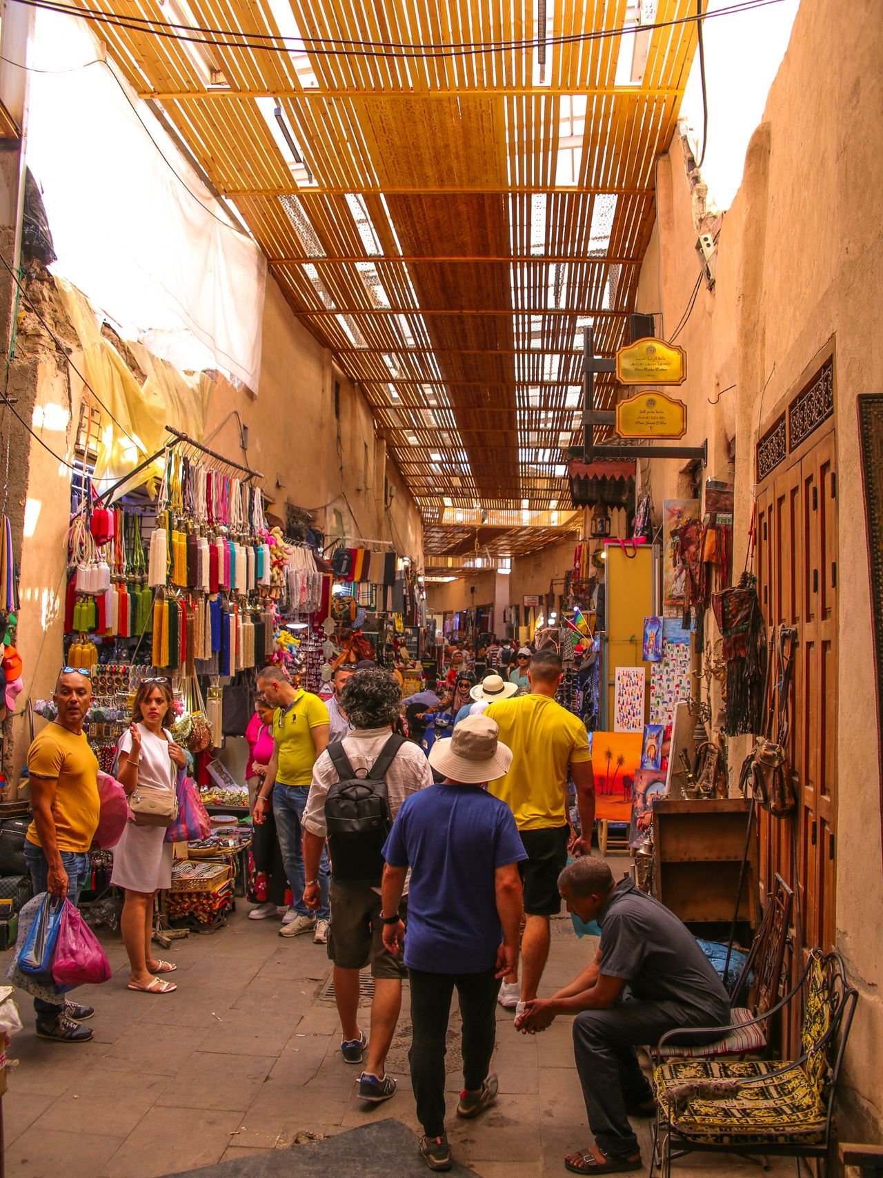 Mercado local en Marruecos donde se paga exclusivamente en efectivo