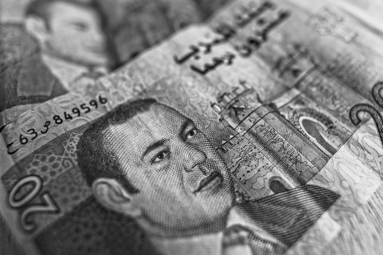 Billetes de dirhams marroquíes y monedas listos para realizar compras en el zoco
