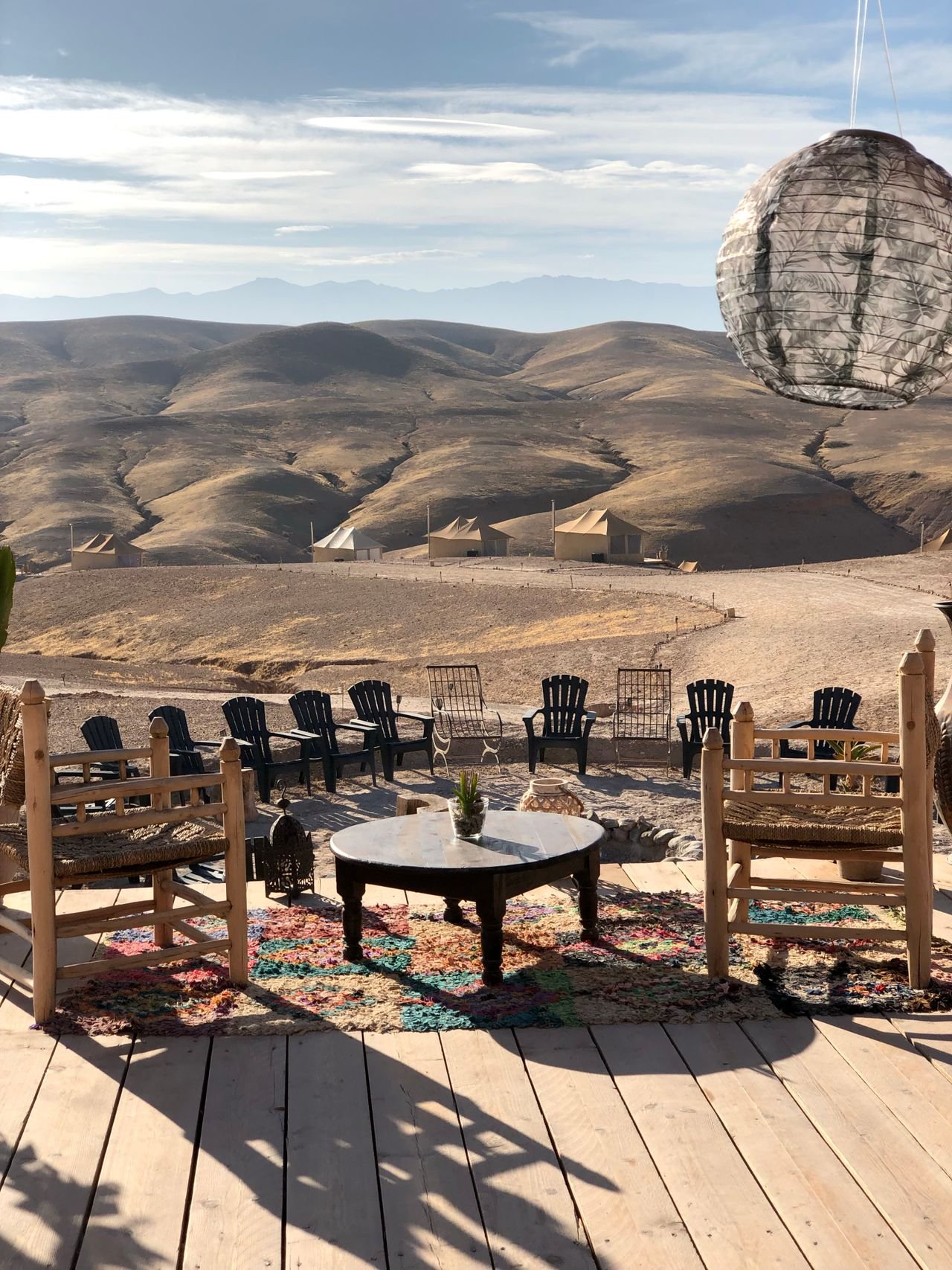Paisaje rocoso del desierto de Agafay cerca de Marrakech al atardecer